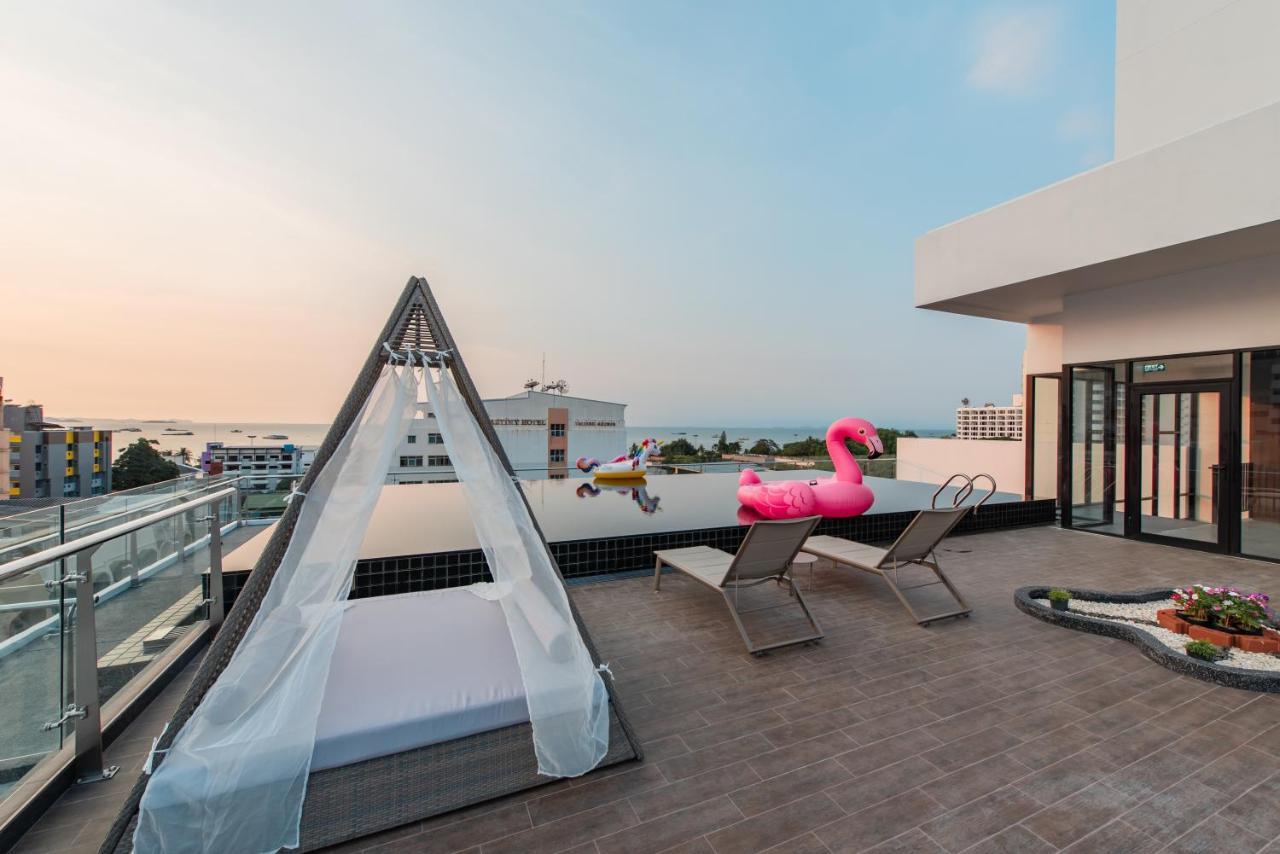 Blackwoods Hotel Pattaya - Sha Extra Plus Zewnętrze zdjęcie Rooftop pool at the hotel