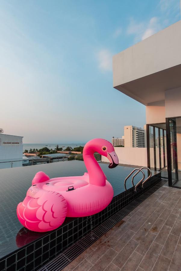 Blackwoods Hotel Pattaya - Sha Extra Plus Zewnętrze zdjęcie A pink flamingo float