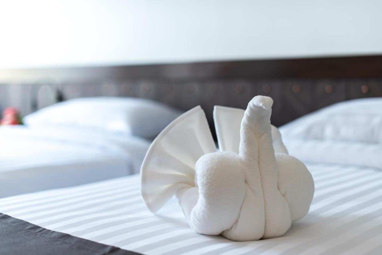 Blackwoods Hotel Pattaya - Sha Extra Plus Zewnętrze zdjęcie A towel swan