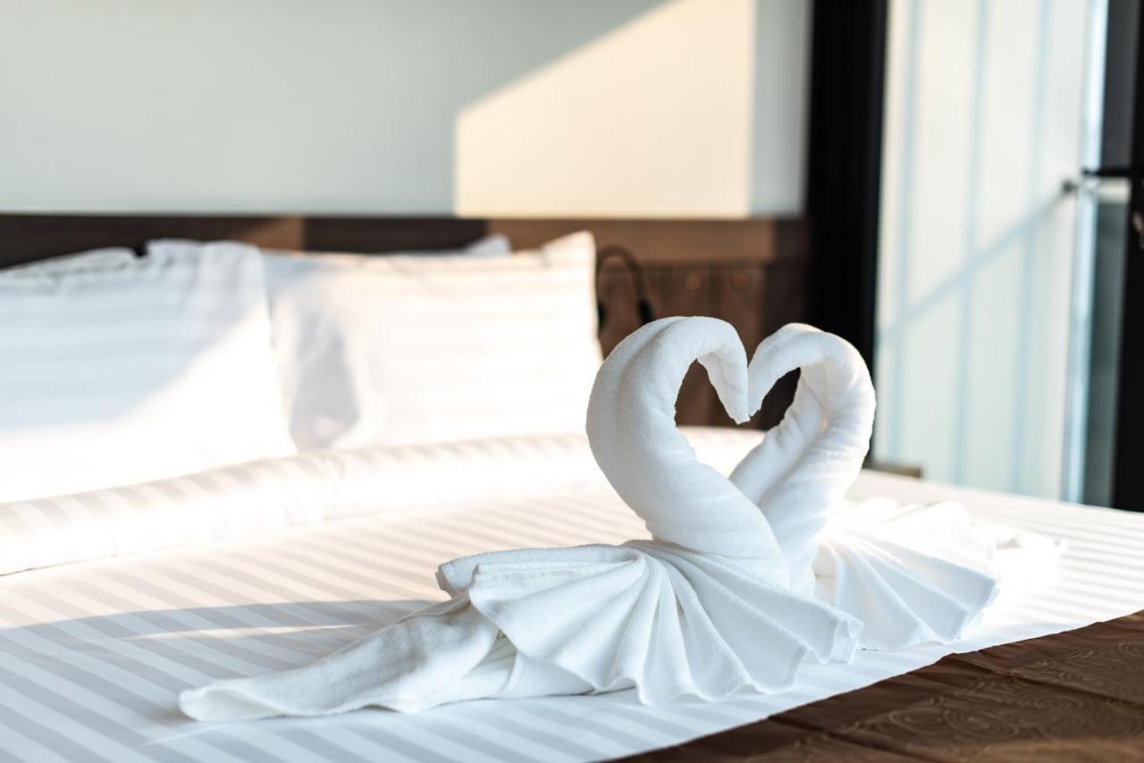 Blackwoods Hotel Pattaya - Sha Extra Plus Zewnętrze zdjęcie A towel swan