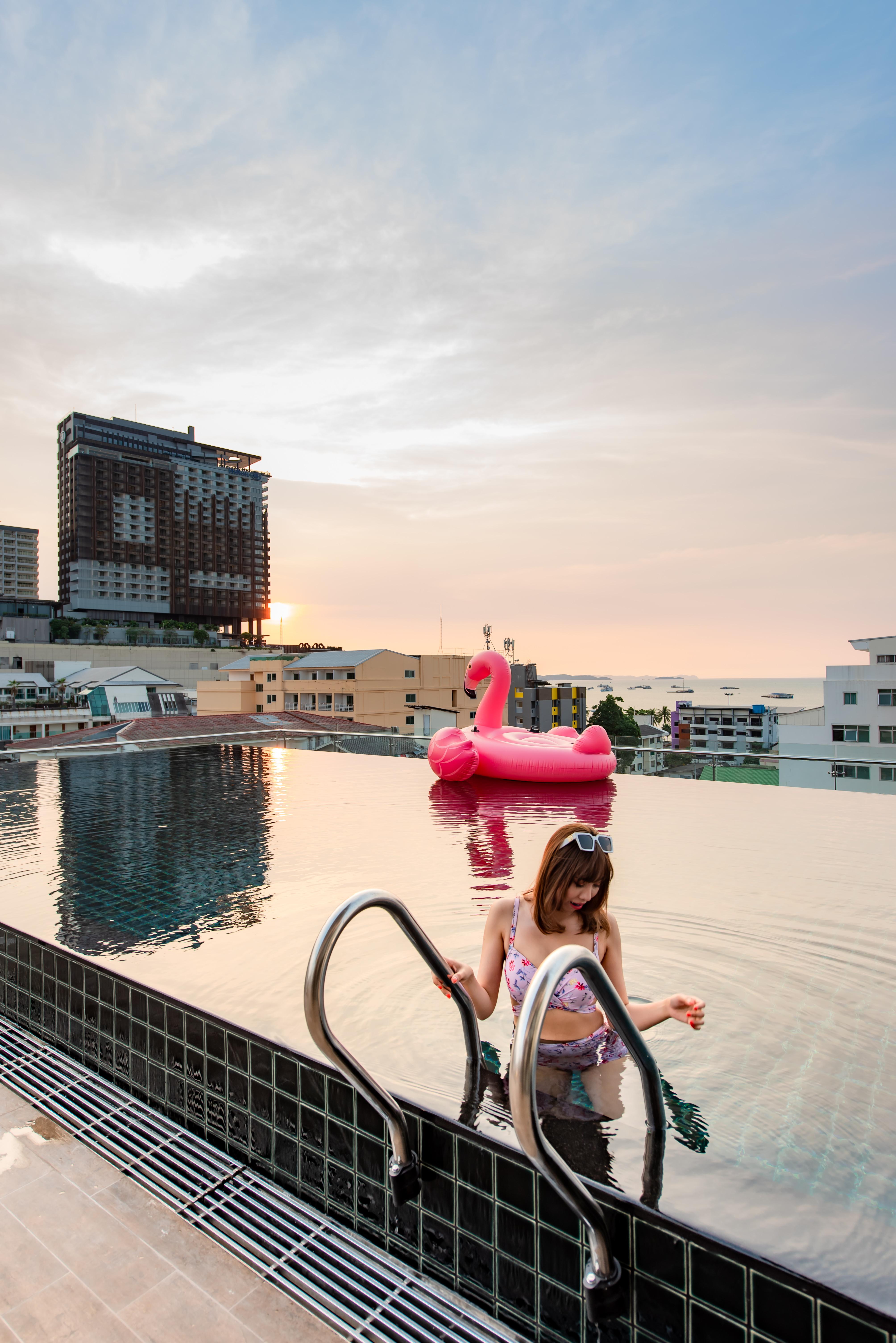 Blackwoods Hotel Pattaya - Sha Extra Plus Zewnętrze zdjęcie Rooftop pool at the hotel