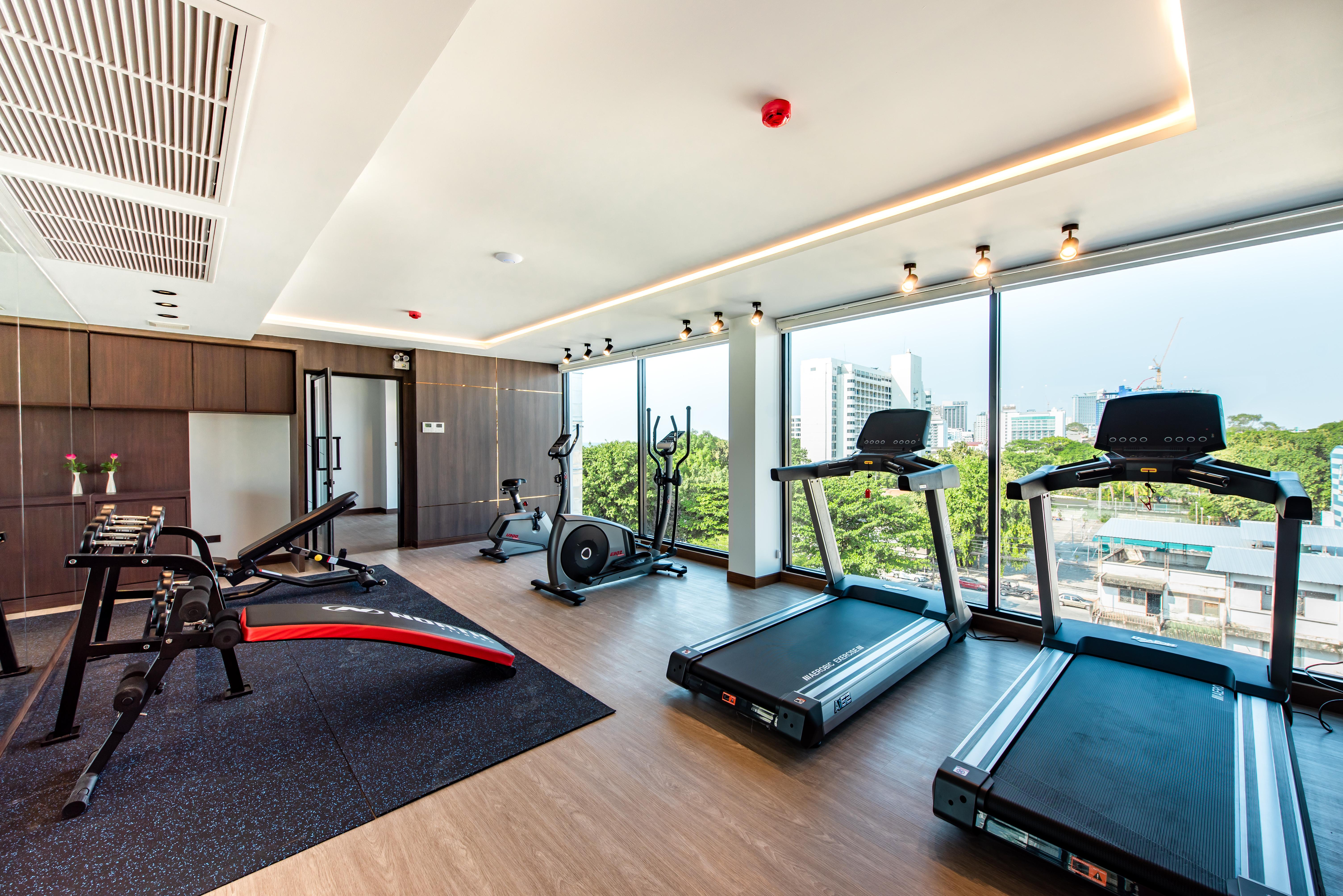 Blackwoods Hotel Pattaya - Sha Extra Plus Zewnętrze zdjęcie The gym at the hotel